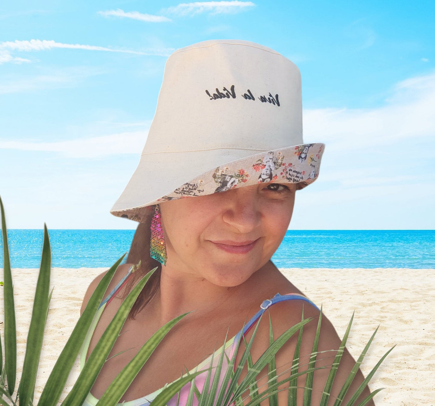 Panamá Frida Kahlo em pano cru, reversível, com bordado "viva la vida“ Chapéu de pano reversível. Embroidered fabric hat. Women Hat. Hats