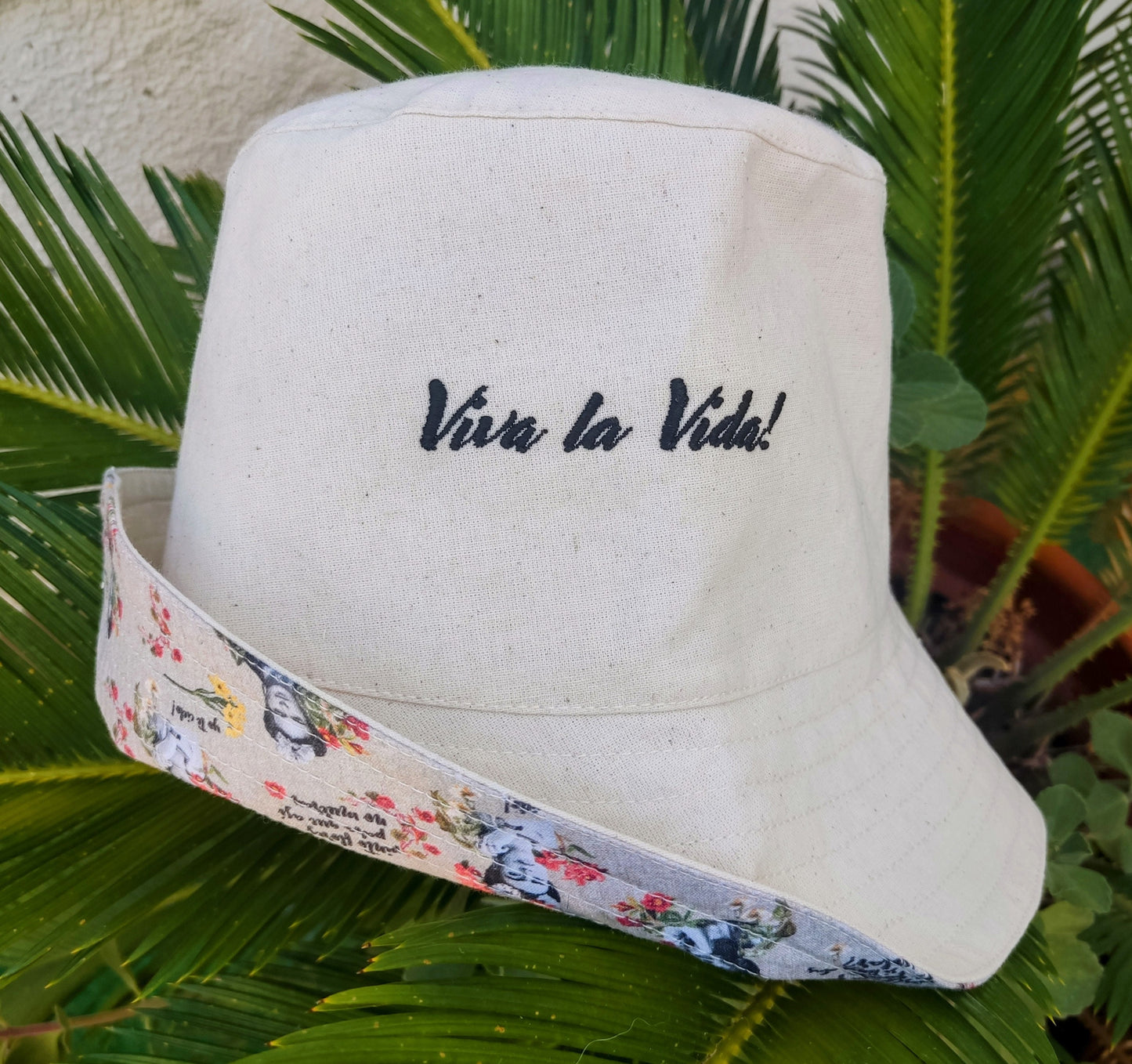 Panamá Frida Kahlo em pano cru, reversível, com bordado "viva la vida“ Chapéu de pano reversível. Embroidered fabric hat. Women Hat. Hats