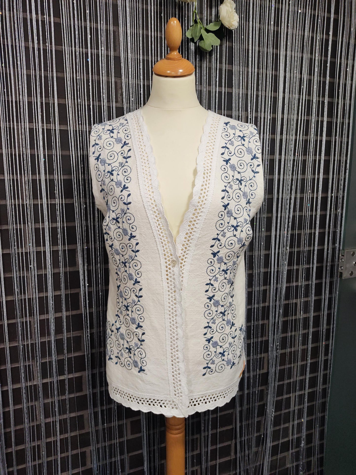 Colete Artesanal com Bordado Azul – Linho Reciclado e Costas em Ganga – Upcycled – M/L