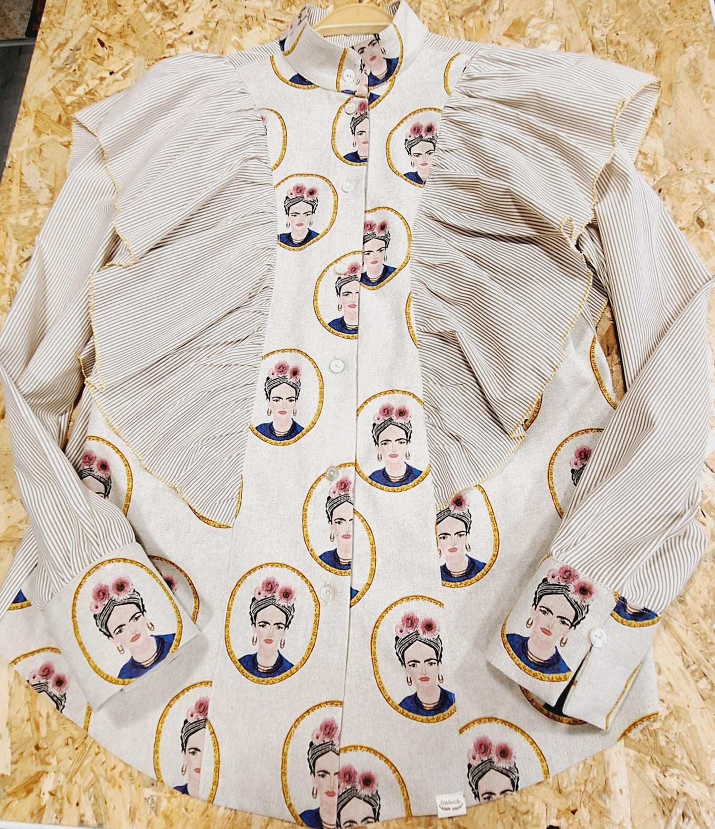 Camisa de senhora com folho e padrão Frida Kahlo
