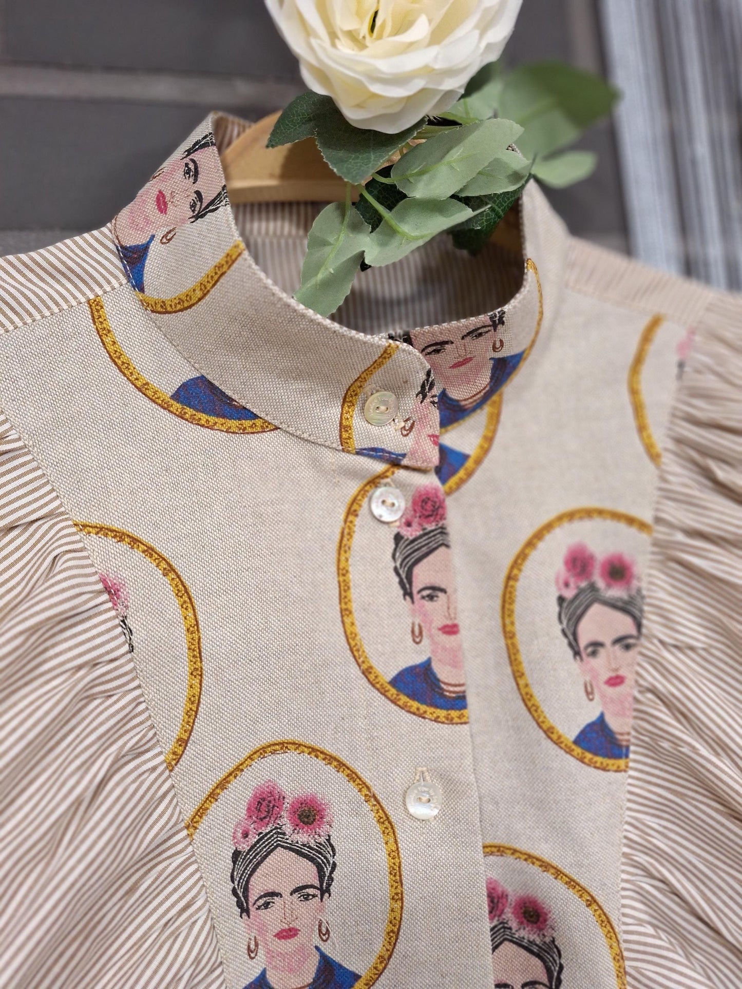 Camisa de senhora com folho e padrão Frida Kahlo