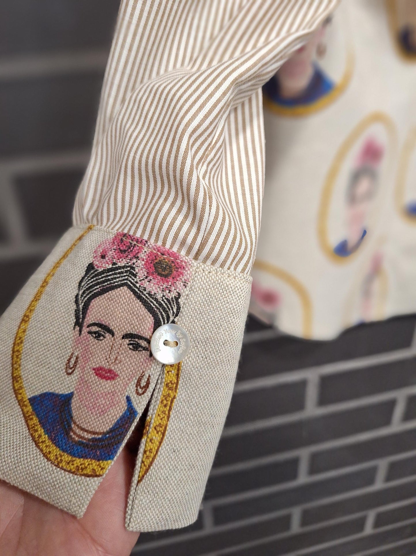 Camisa de senhora com folho e padrão Frida Kahlo