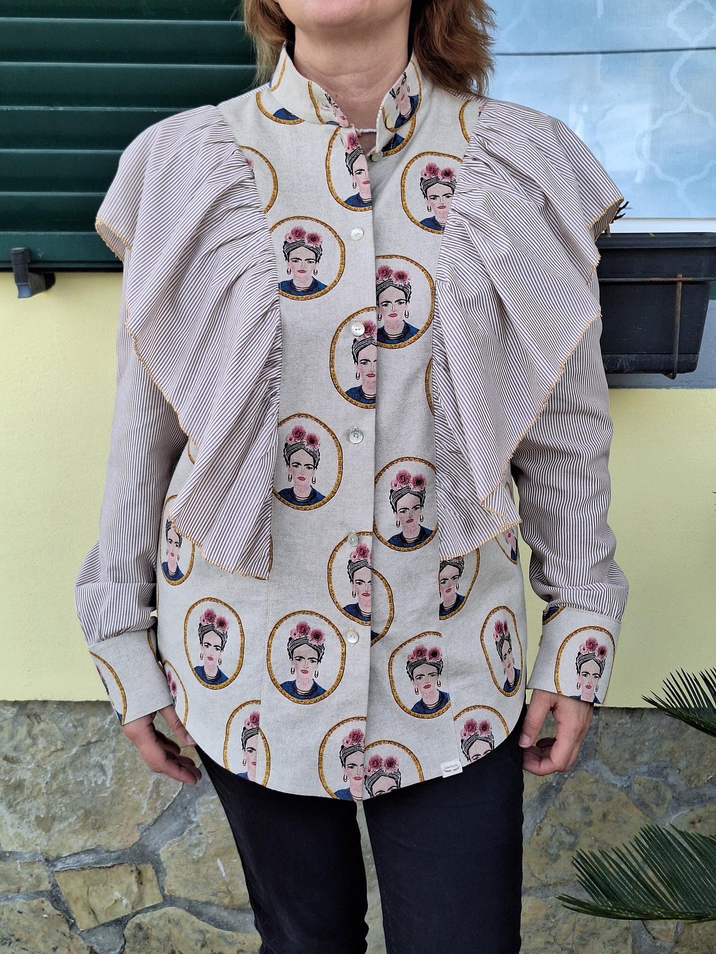 Camisa de senhora com folho e padrão Frida Kahlo