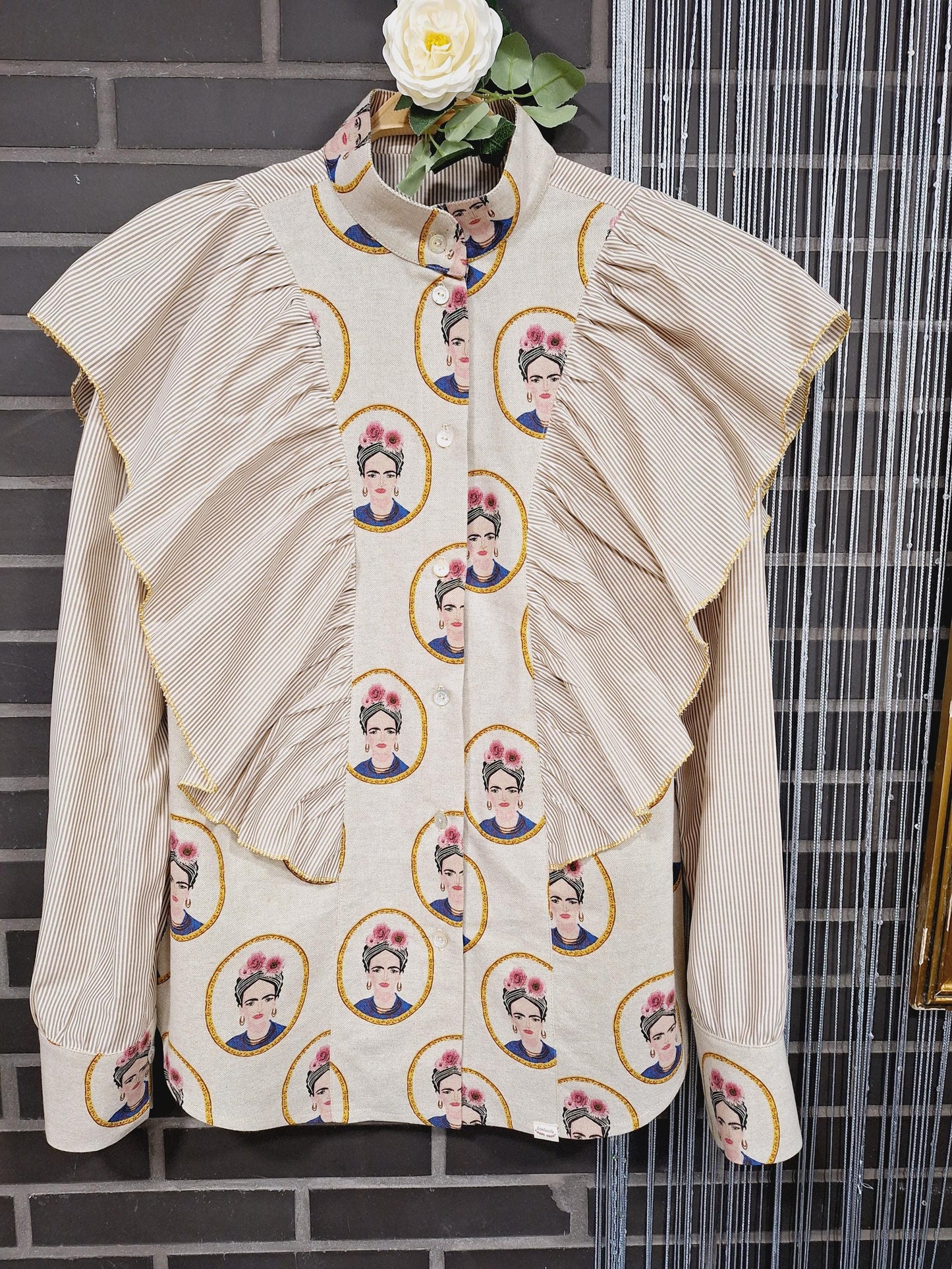 Camisa de senhora com folho e padrão Frida Kahlo