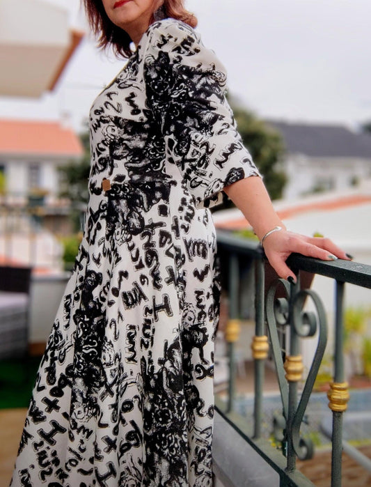 Vestido midi em malha de algodão com fantasia em preto e branco e mangasvm balão, disponível em vários tamanhos