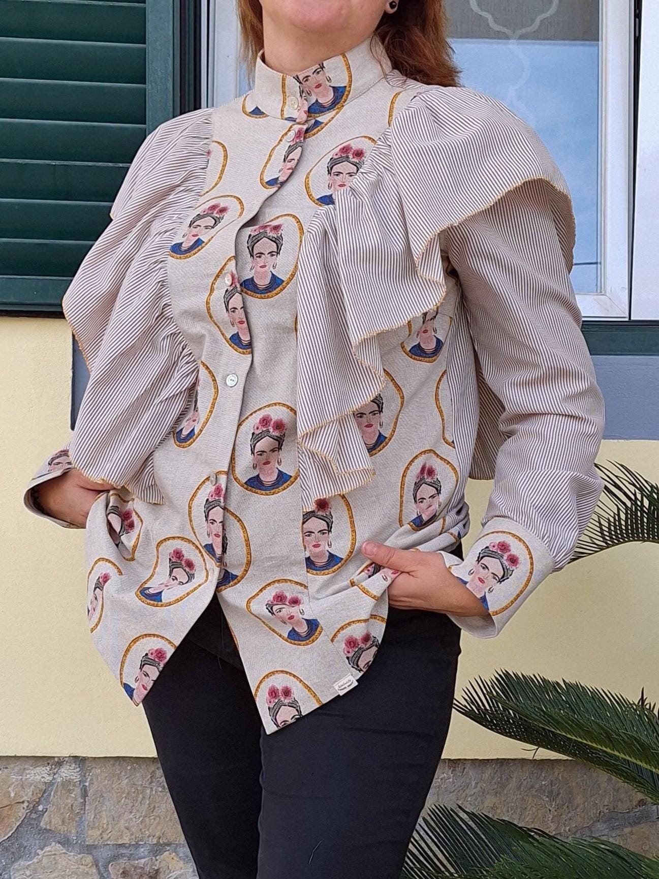 Camisa de senhora com folho e padrão Frida Kahlo