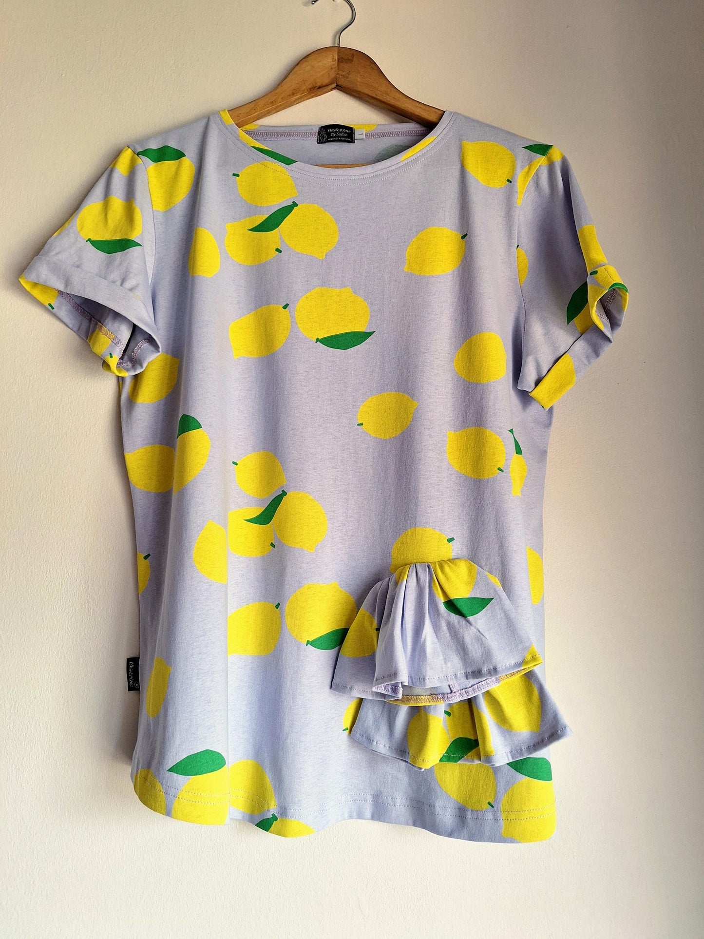 T-shirt feminina com estampa de limão | Blusa de verão feita à mão | Ruffle top exclusivo | Roupa artesanal Made in Portugal