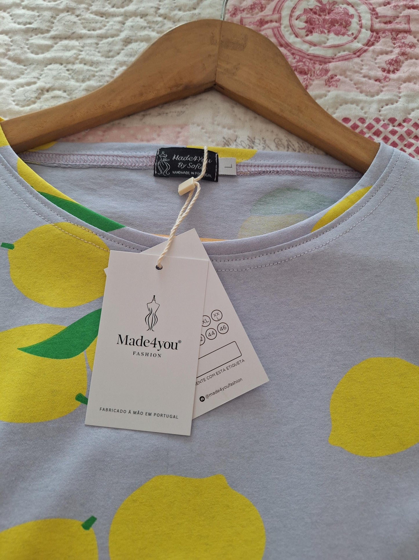 T-shirt feminina com estampa de limão | Blusa de verão feita à mão | Ruffle top exclusivo | Roupa artesanal Made in Portugal