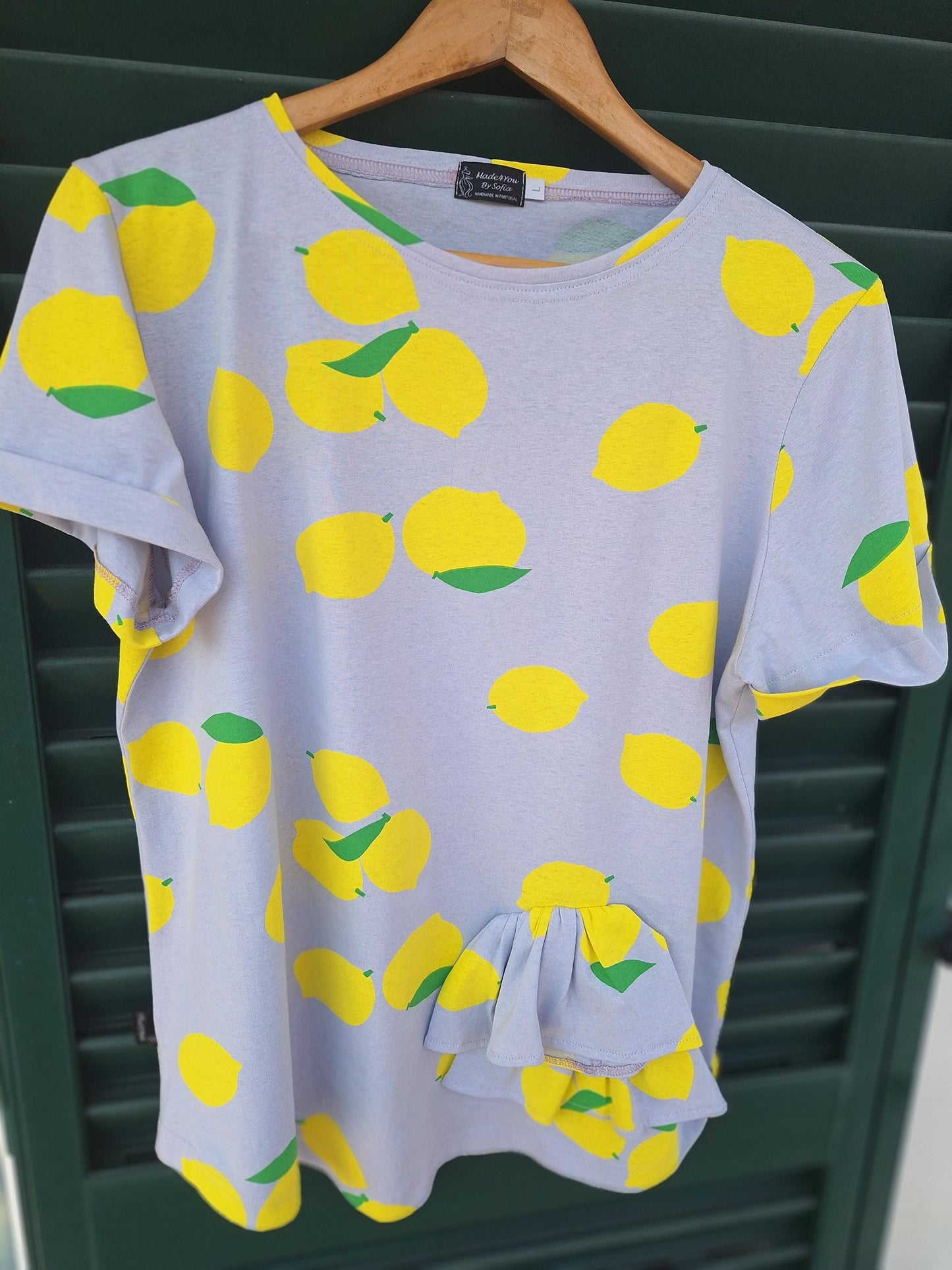T-shirt feminina com estampa de limão | Blusa de verão feita à mão | Ruffle top exclusivo | Roupa artesanal Made in Portugal