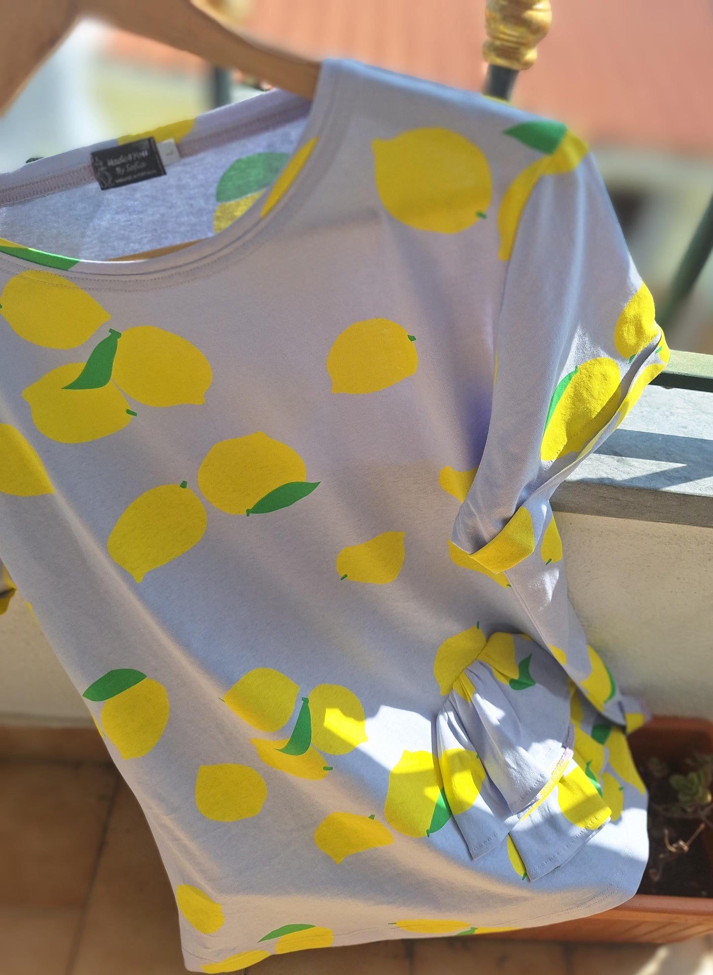 T-shirt feminina com estampa de limão | Blusa de verão feita à mão | Ruffle top exclusivo | Roupa artesanal Made in Portugal
