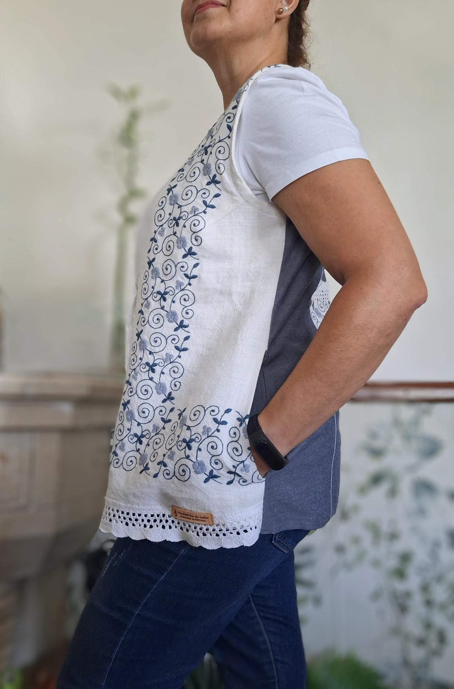 Colete Artesanal com Bordado Azul – Linho Reciclado e Costas em Ganga – Upcycled – M/L