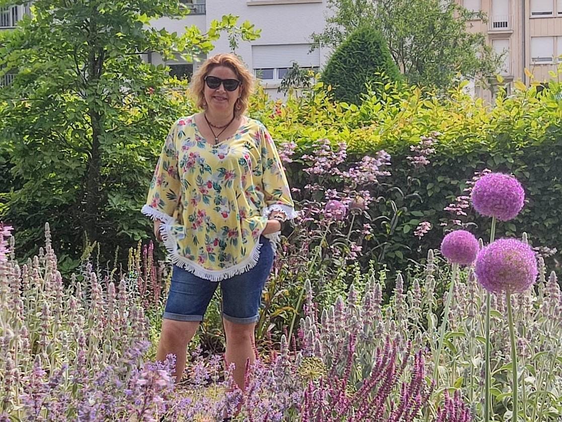 Poncho floral amarelo com franjas – leve, fresco e feito artesanalmente – ideal para verão e praia