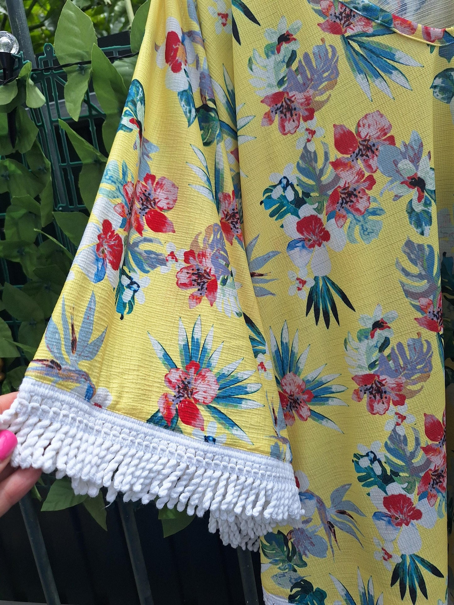 Poncho floral amarelo com franjas – leve, fresco e feito artesanalmente – ideal para verão e praia