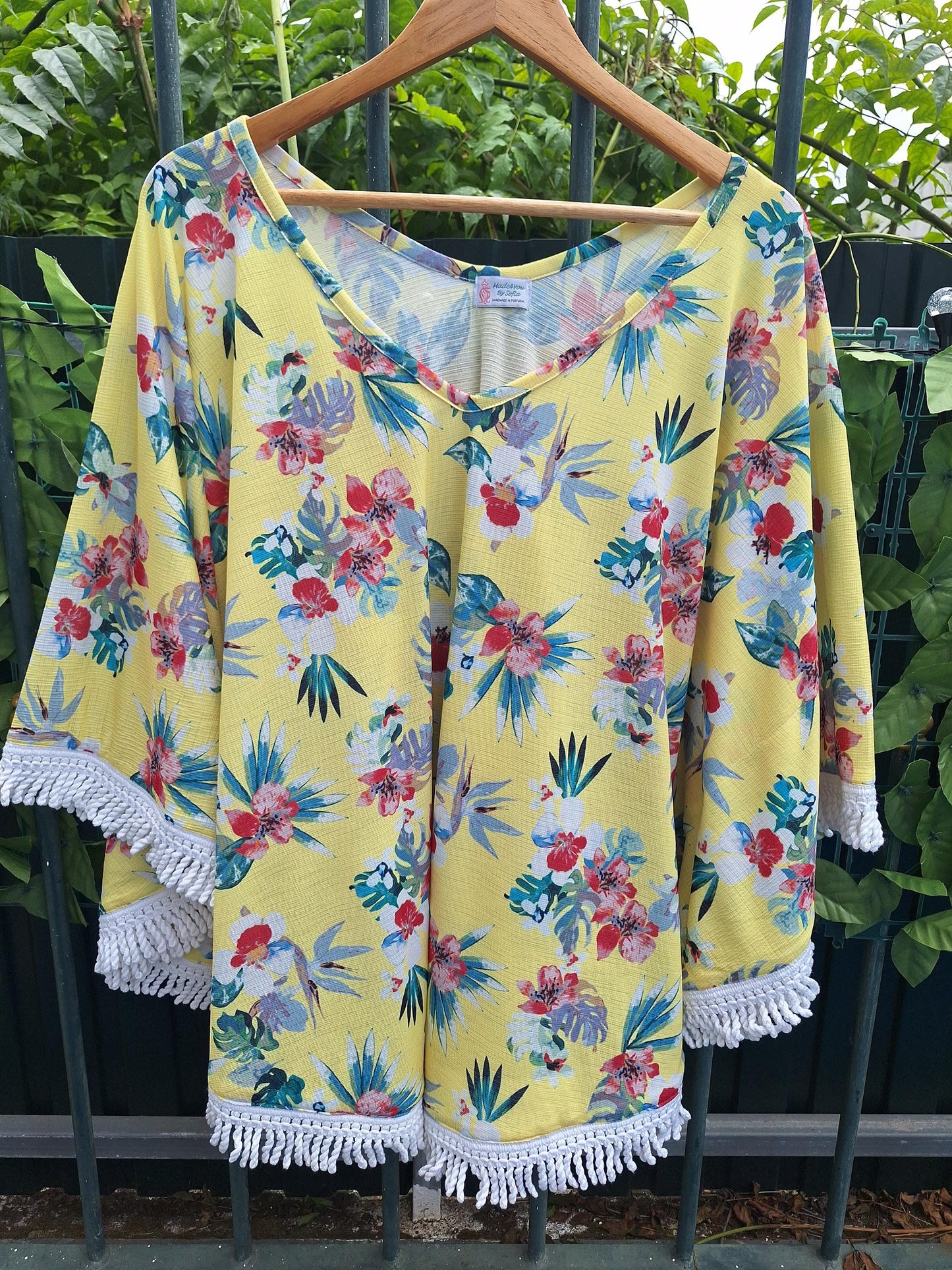 Poncho floral amarelo com franjas – leve, fresco e feito artesanalmente – ideal para verão e praia