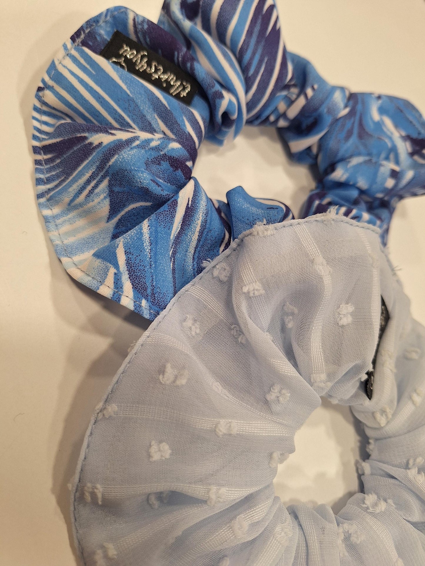 Scrunchies Exclusivos | Azul Tropical & Azul Bebé Texturado | Feito à Mão por Made4you® - Conjunto de Srunchies Azuis