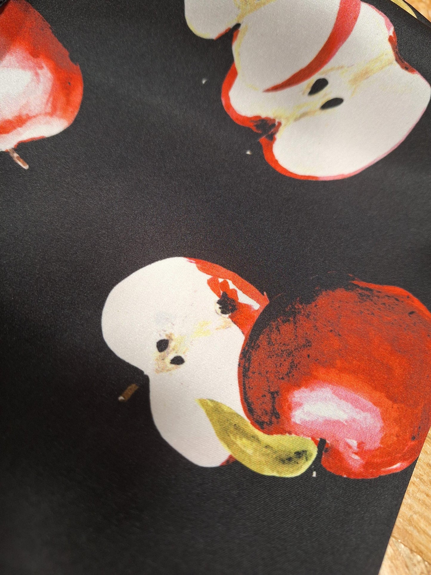 Conjunto Scrunchie + Lenço em Cetim com Estampa de Maçãs – Feito à Mão