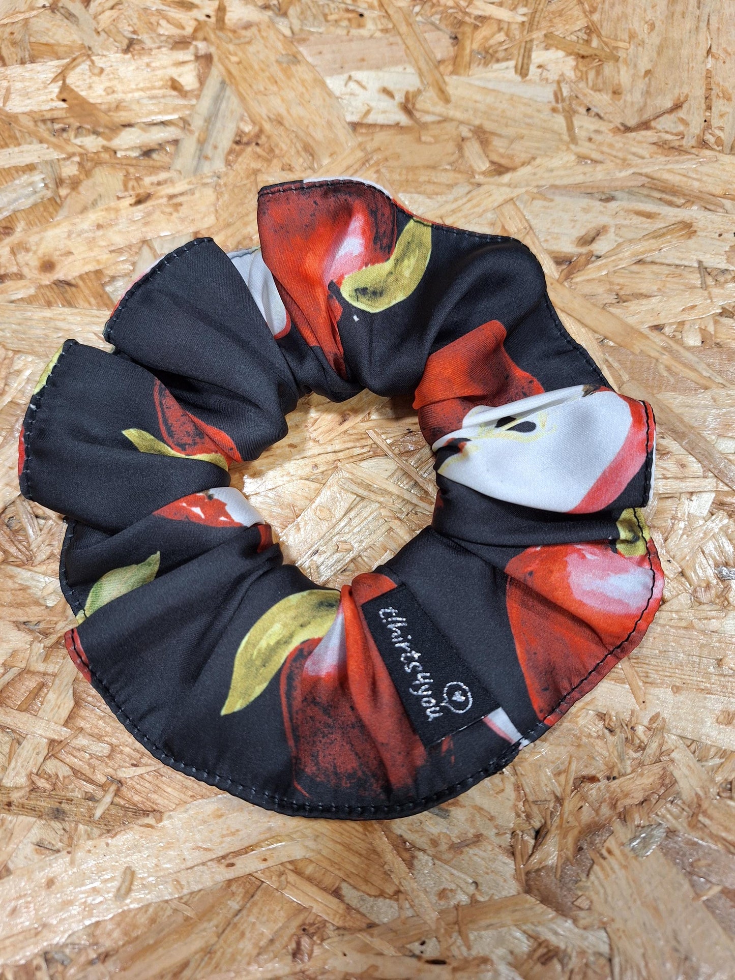 Conjunto Scrunchie + Lenço em Cetim com Estampa de Maçãs – Feito à Mão