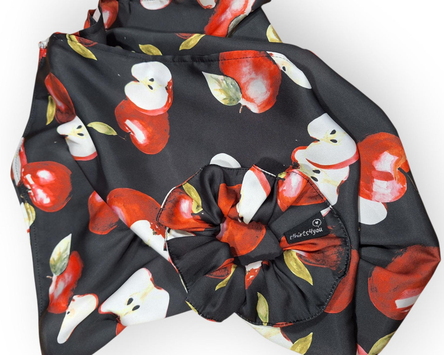 Conjunto Scrunchie + Lenço em Cetim com Estampa de Maçãs – Feito à Mão