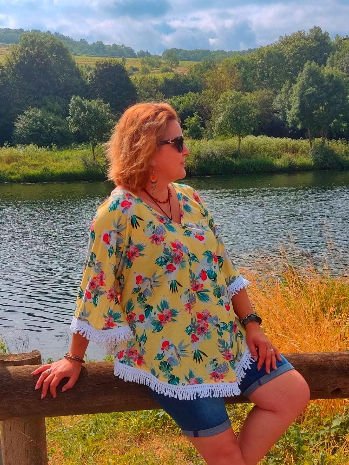 Poncho floral amarelo com franjas – leve, fresco e feito artesanalmente – ideal para verão e praia