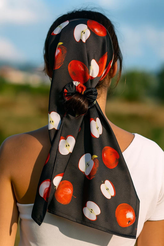 Conjunto Scrunchie + Lenço em Cetim com Estampa de Maçãs – Feito à Mão