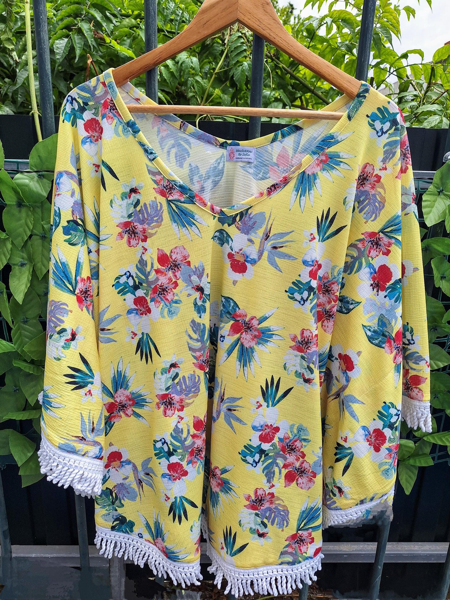 Poncho floral amarelo com franjas – leve, fresco e feito artesanalmente – ideal para verão e praia