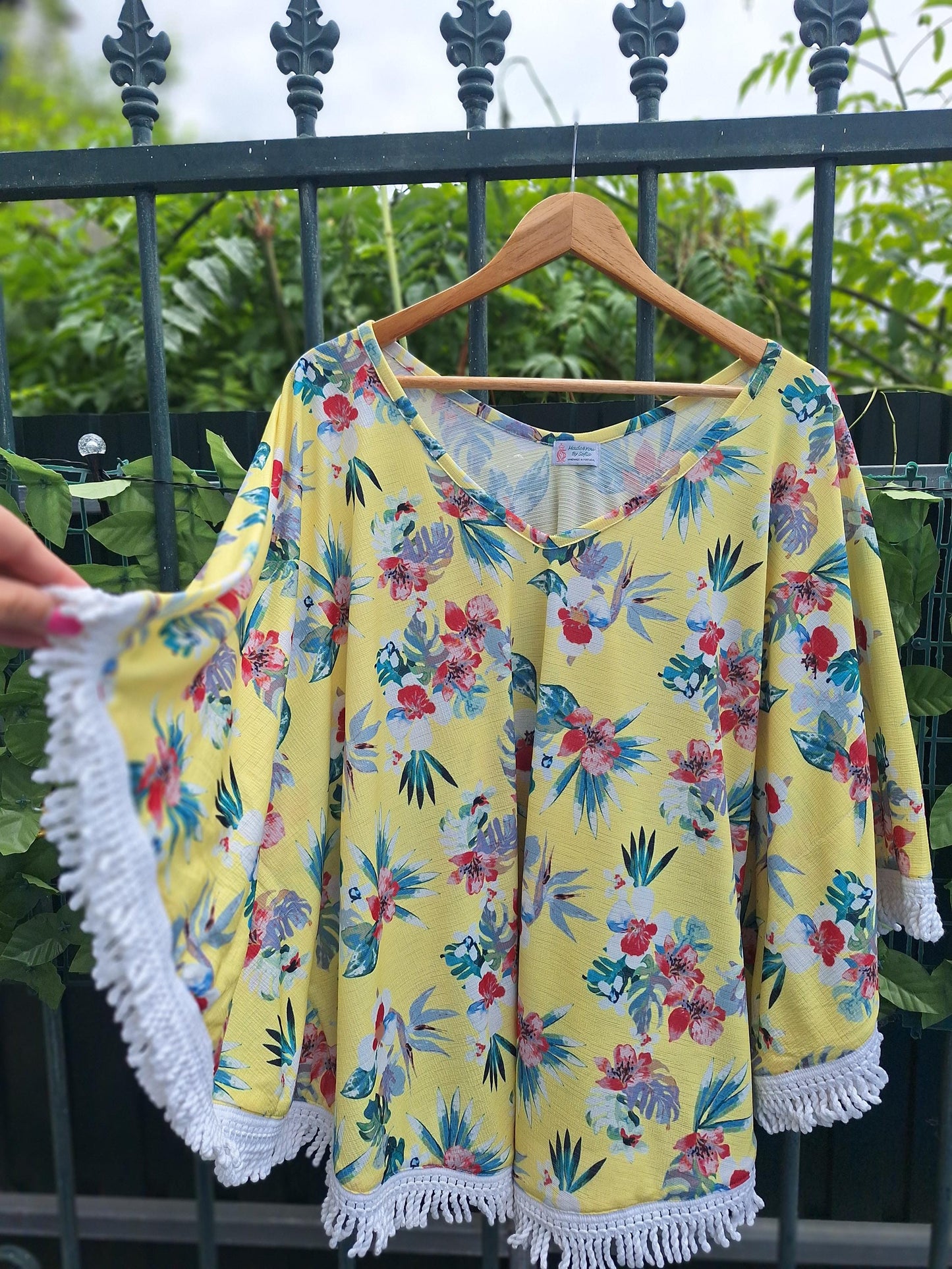 Poncho floral amarelo com franjas – leve, fresco e feito artesanalmente – ideal para verão e praia