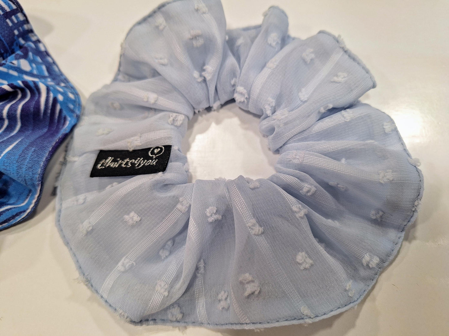 Scrunchies Exclusivos | Azul Tropical & Azul Bebé Texturado | Feito à Mão por Made4you® - Conjunto de Srunchies Azuis