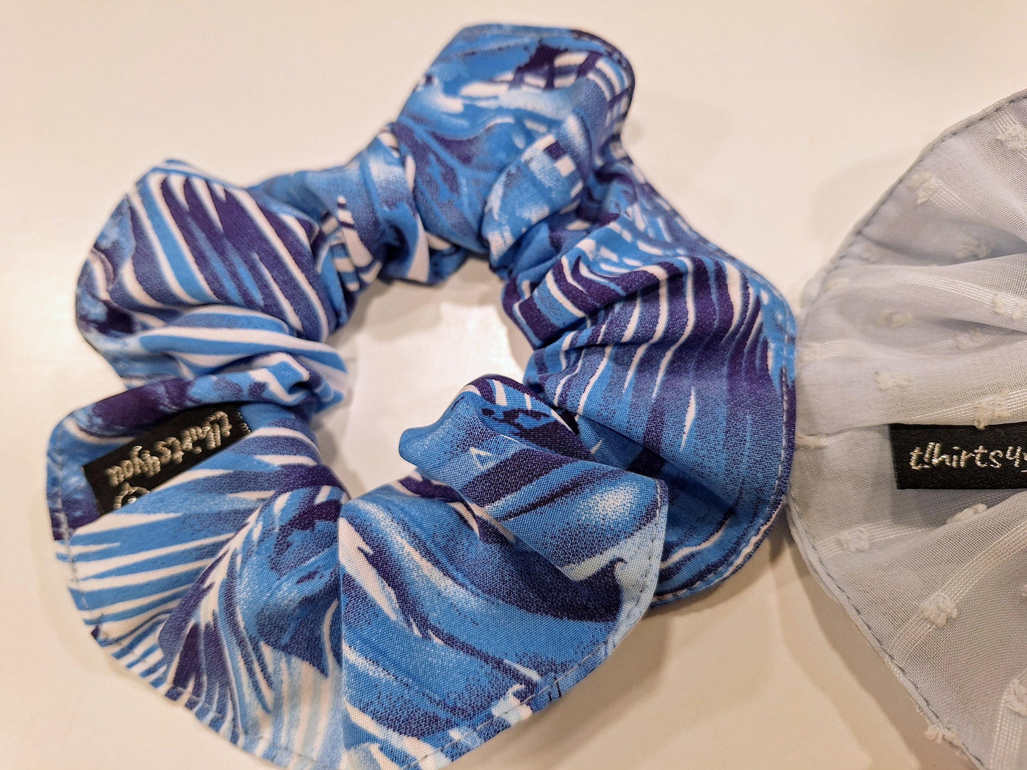 Scrunchies Exclusivos | Azul Tropical & Azul Bebé Texturado | Feito à Mão por Made4you® - Conjunto de Srunchies Azuis