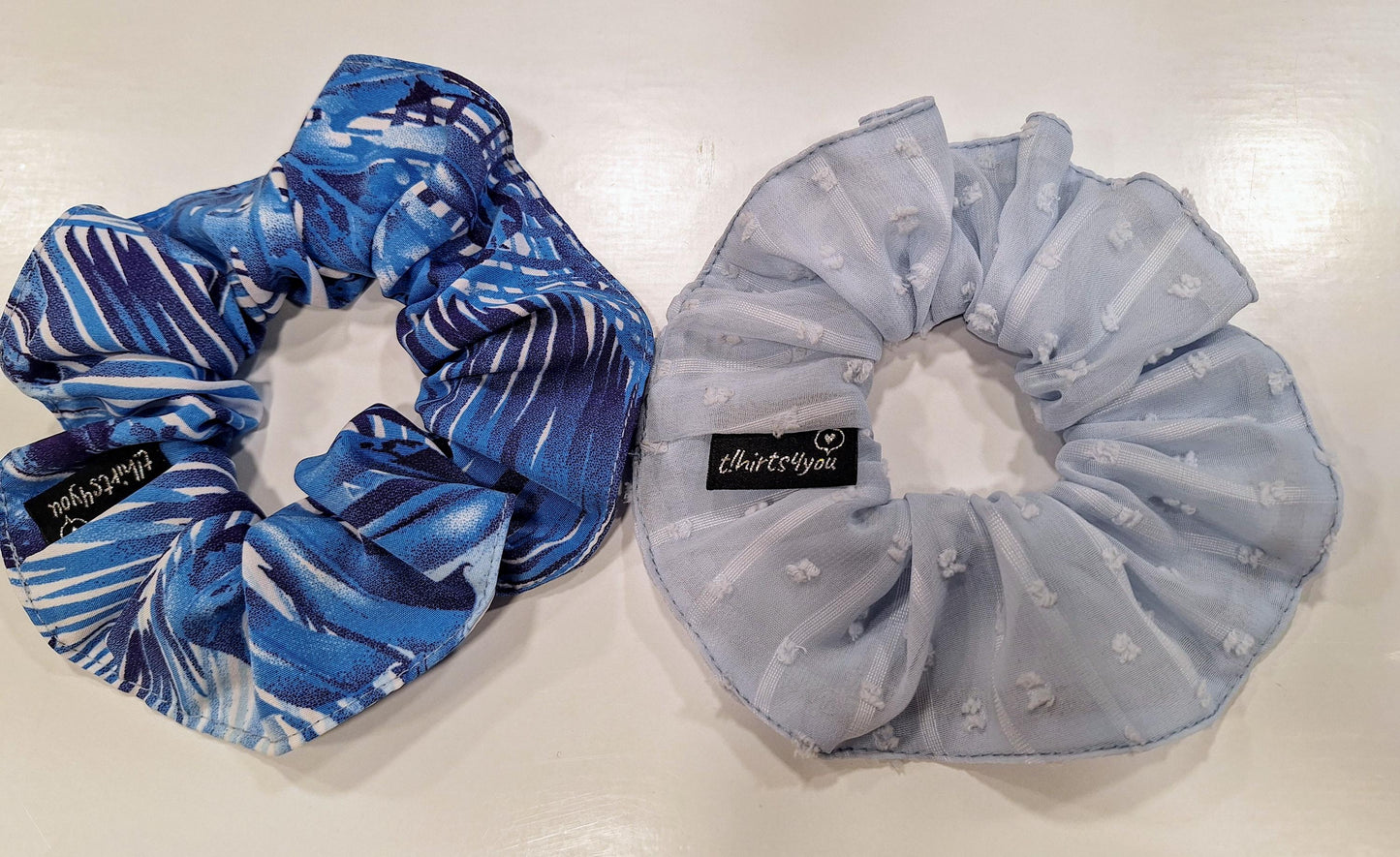 Scrunchies Exclusivos | Azul Tropical & Azul Bebé Texturado | Feito à Mão por Made4you® - Conjunto de Srunchies Azuis