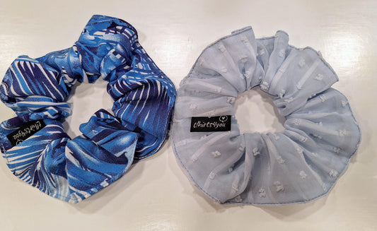 Scrunchies Exclusivos | Azul Tropical & Azul Bebé Texturado | Feito à Mão por Made4you® - Conjunto de Srunchies Azuis