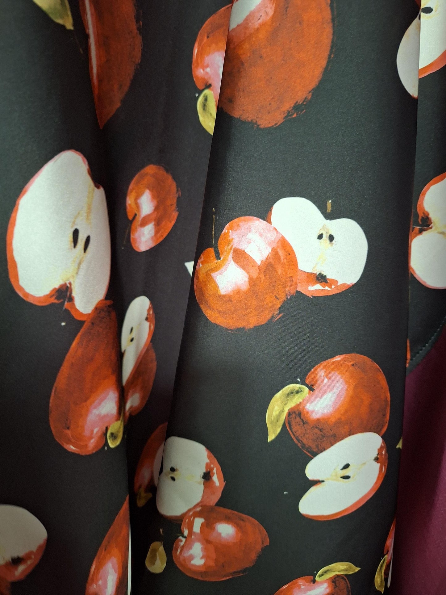 Conjunto Scrunchie + Lenço em Cetim com Estampa de Maçãs – Feito à Mão