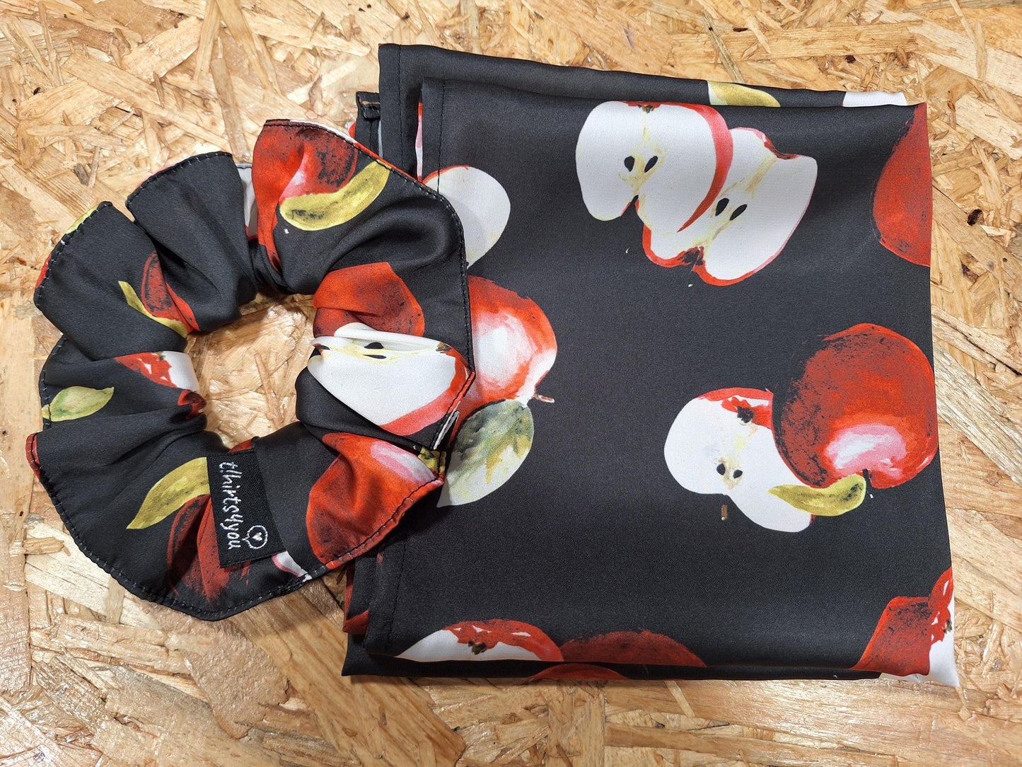 Conjunto Scrunchie + Lenço em Cetim com Estampa de Maçãs – Feito à Mão