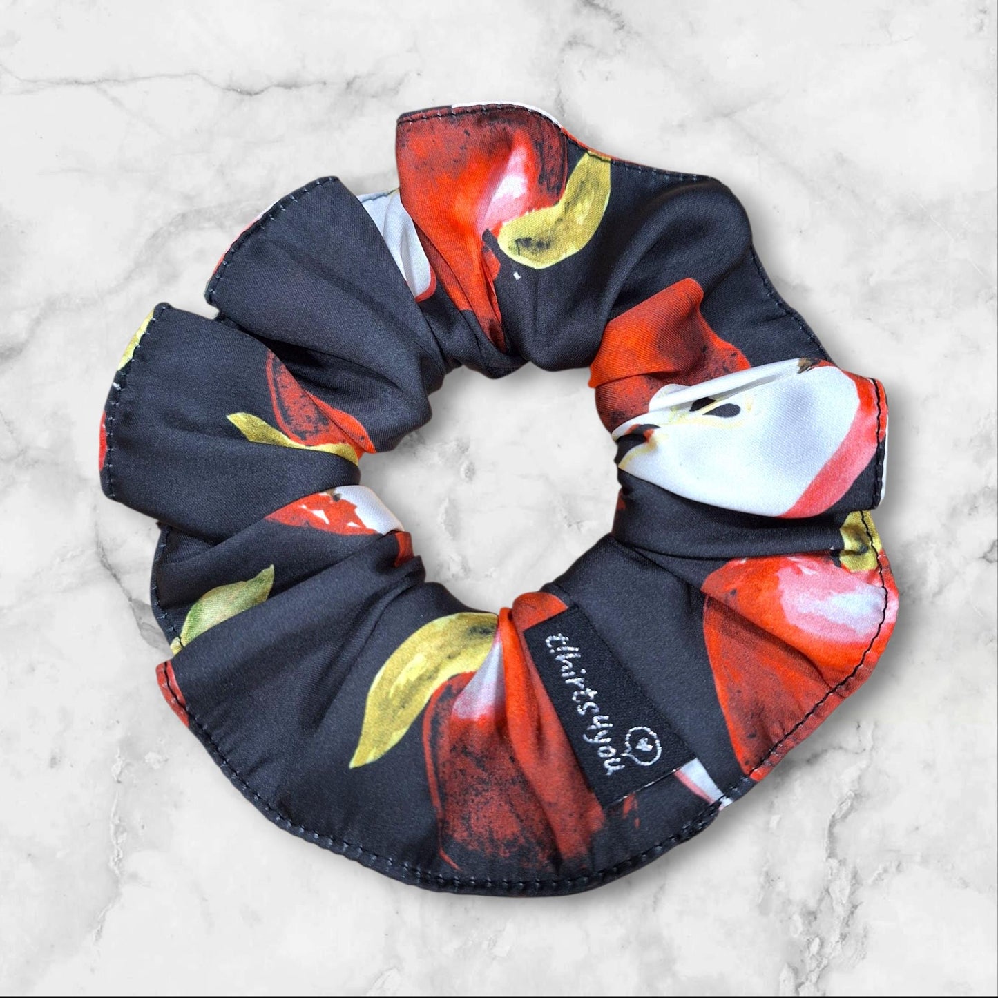 Conjunto Scrunchie + Lenço em Cetim com Estampa de Maçãs – Feito à Mão