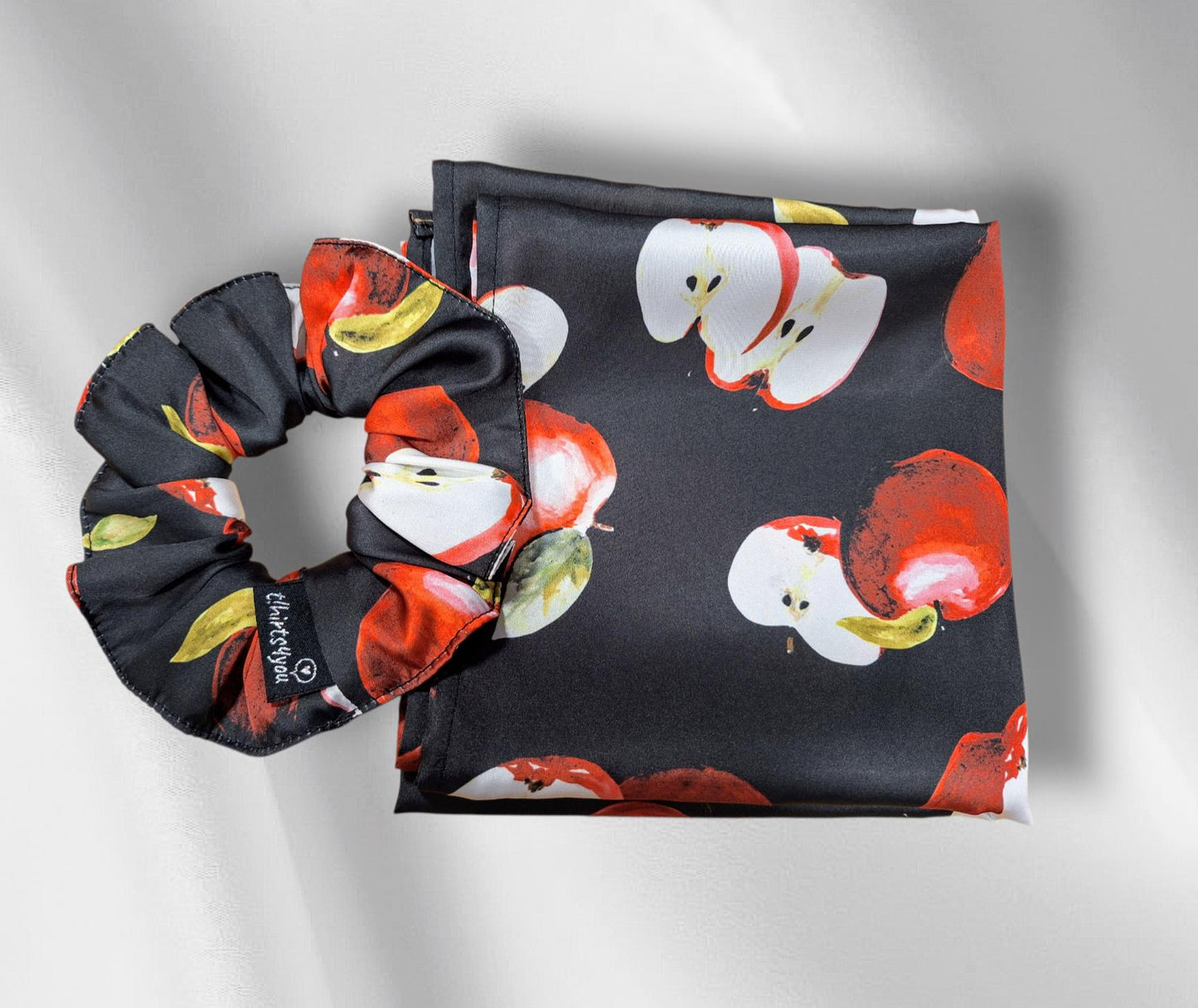 Conjunto Scrunchie + Lenço em Cetim com Estampa de Maçãs – Feito à Mão