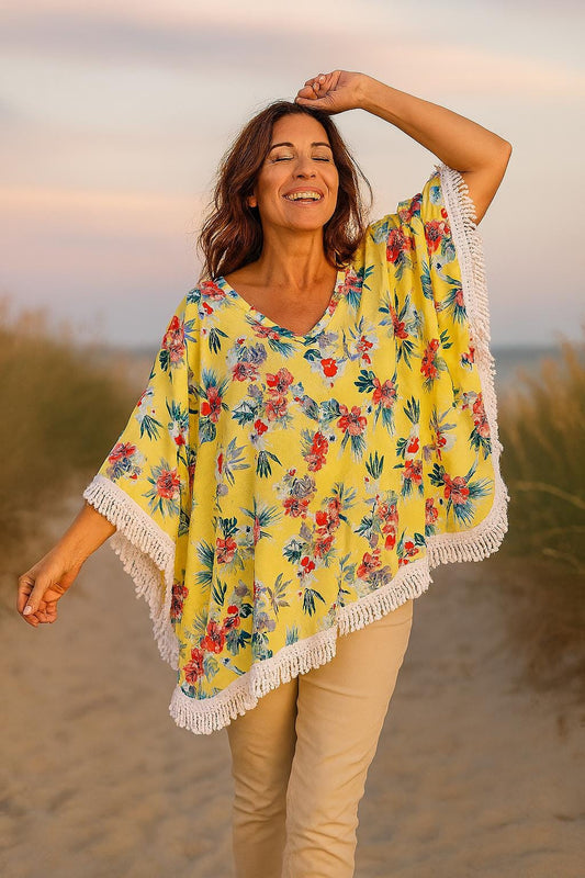 Poncho floral amarelo com franjas – leve, fresco e feito artesanalmente – ideal para verão e praia