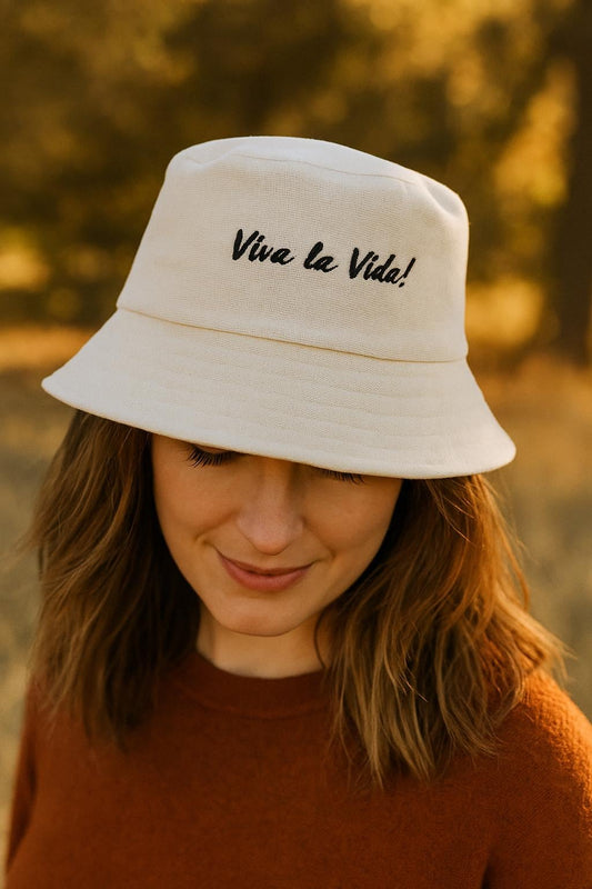 Panamá Frida Kahlo em pano cru, reversível, com bordado "viva la vida“ Chapéu de pano reversível. Embroidered fabric hat. Women Hat. Hats