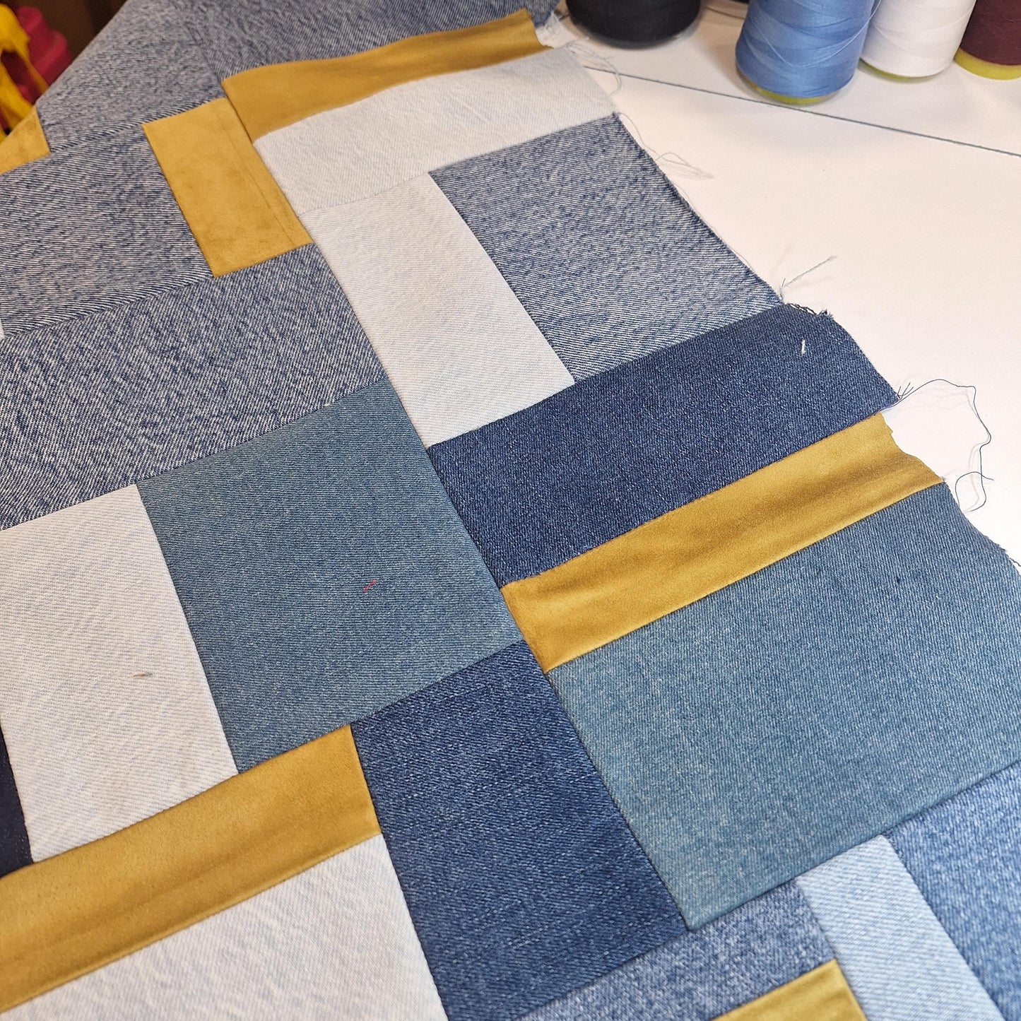 Chapéu bucket patchwork em ganga e mostarda | Chapéu reversível artesanal Made4you® | Acessório sustentável e exclusivo feito em Portugal