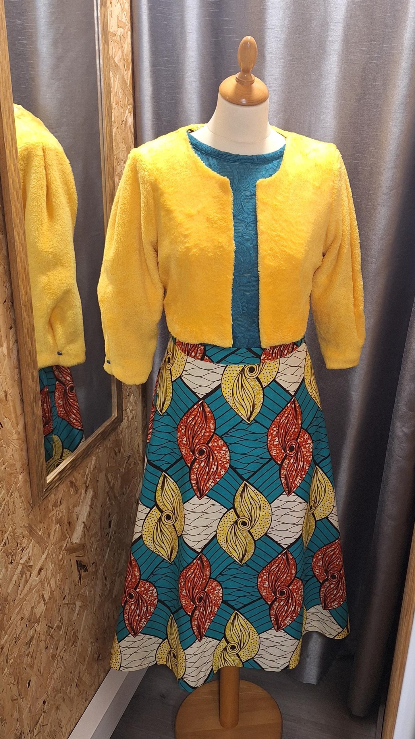 Conjunto Amara composto por Saia em Capulana, Blusa de renda, Casaco amarelo de felpa | Made4you® | Peças vendidas em separado ou conjunto