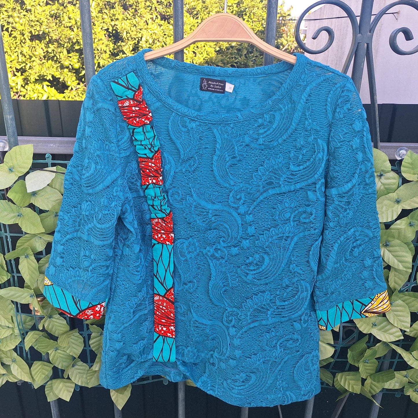 Conjunto Amara composto por Saia em Capulana, Blusa de renda, Casaco amarelo de felpa | Made4you® | Peças vendidas em separado ou conjunto