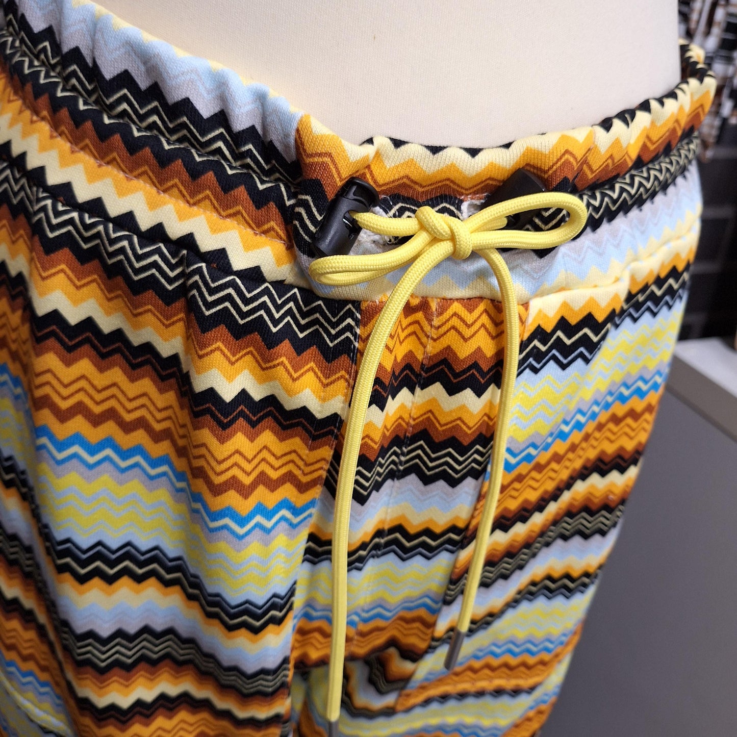 Coordenado de malha com padrão zig zag amarelo e castanho | Conjunto confortável de duas peças | Estilo casual e exclusivo Made4you®