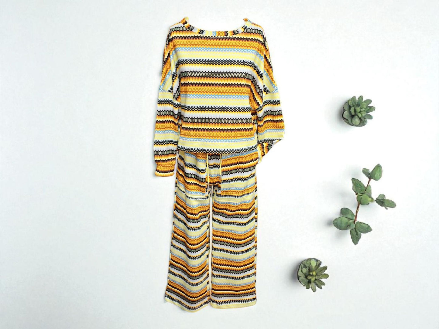 Coordenado de malha com padrão zig zag amarelo e castanho | Conjunto confortável de duas peças | Estilo casual e exclusivo Made4you®