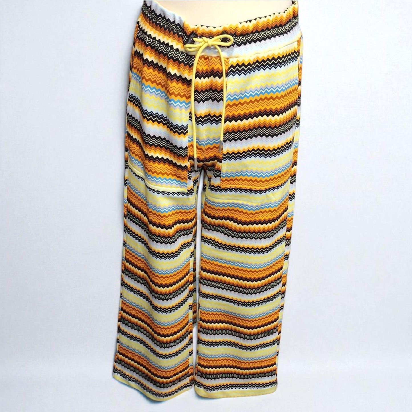 Coordenado de malha com padrão zig zag amarelo e castanho | Conjunto confortável de duas peças | Estilo casual e exclusivo Made4you®