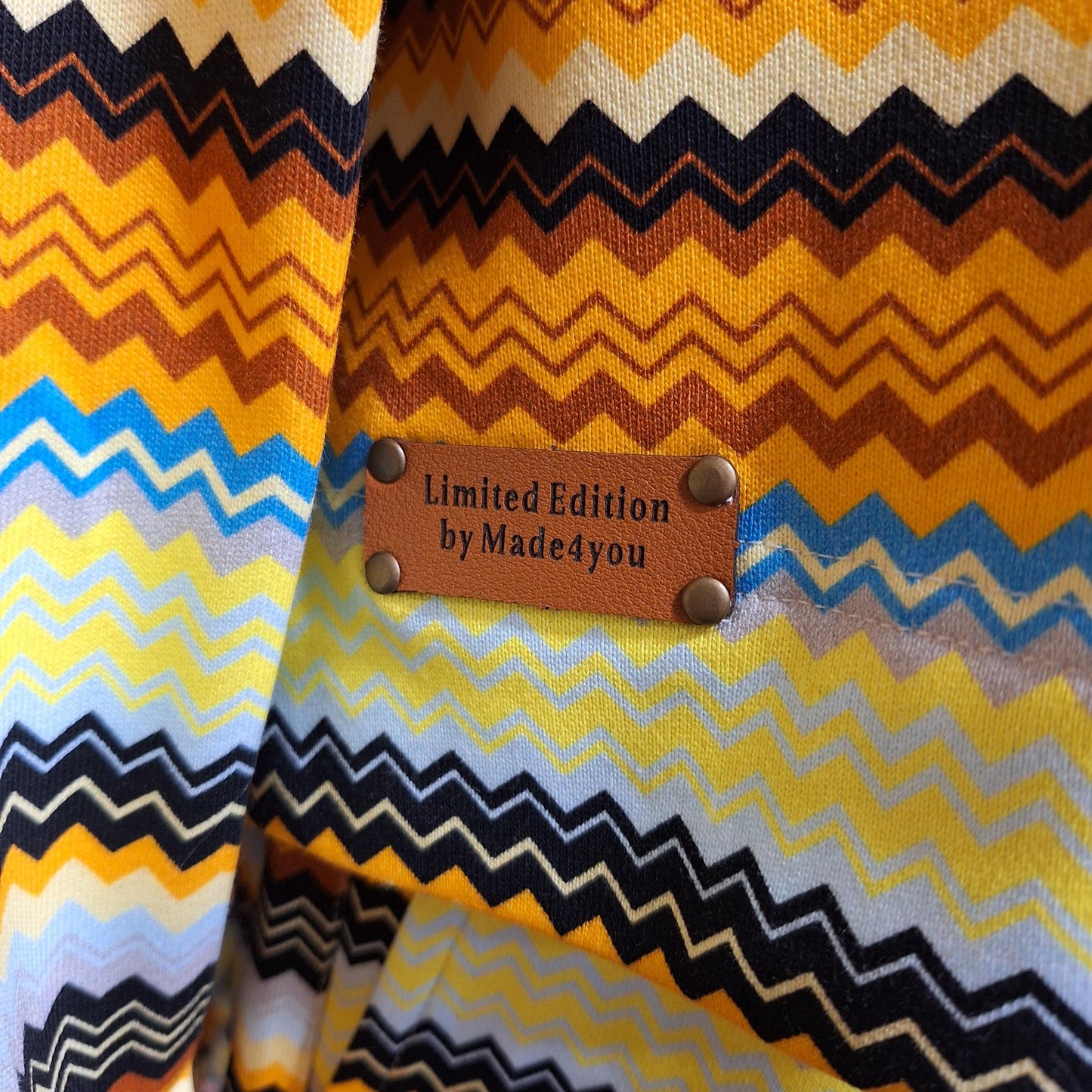 Coordenado de malha com padrão zig zag amarelo e castanho | Conjunto confortável de duas peças | Estilo casual e exclusivo Made4you®