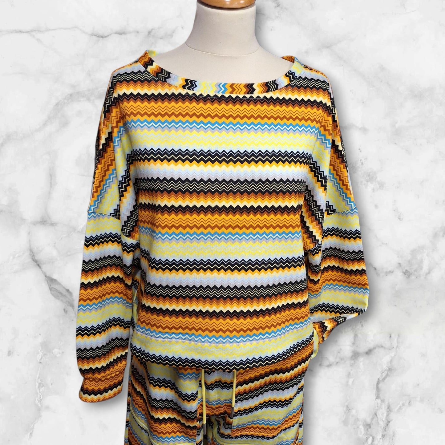 Coordenado de malha com padrão zig zag amarelo e castanho | Conjunto confortável de duas peças | Estilo casual e exclusivo Made4you®