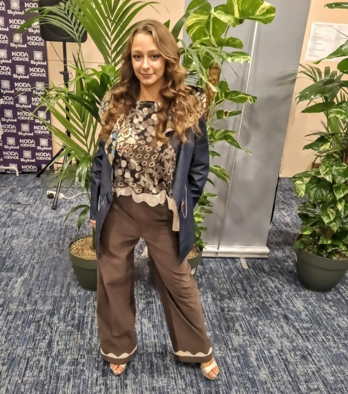 Conjunto Bruma – Blusa fluida estampada e calça chocolate com renda | Coordenado elegante feminino | Roupa confortável, sofisticada Made4you