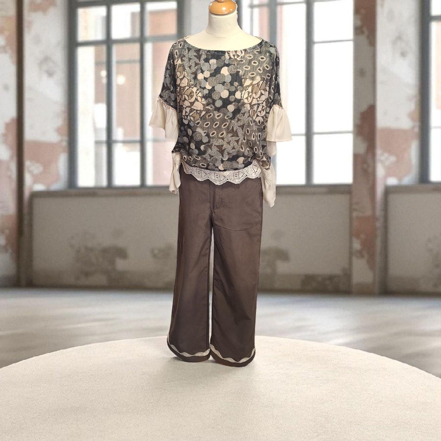 Conjunto Bruma – Blusa fluida estampada e calça chocolate com renda | Coordenado elegante feminino | Roupa confortável, sofisticada Made4you