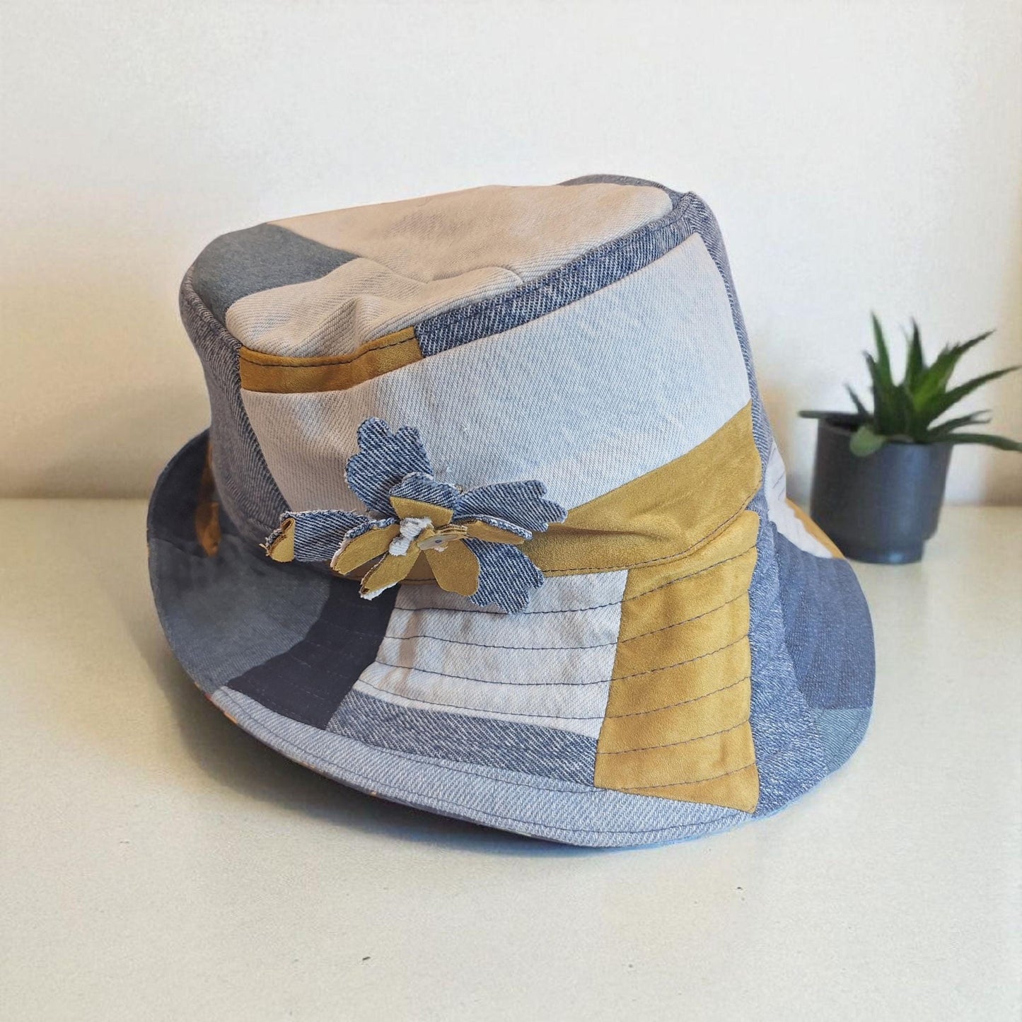 Chapéu bucket patchwork em ganga e mostarda | Chapéu reversível artesanal Made4you® | Acessório sustentável e exclusivo feito em Portugal