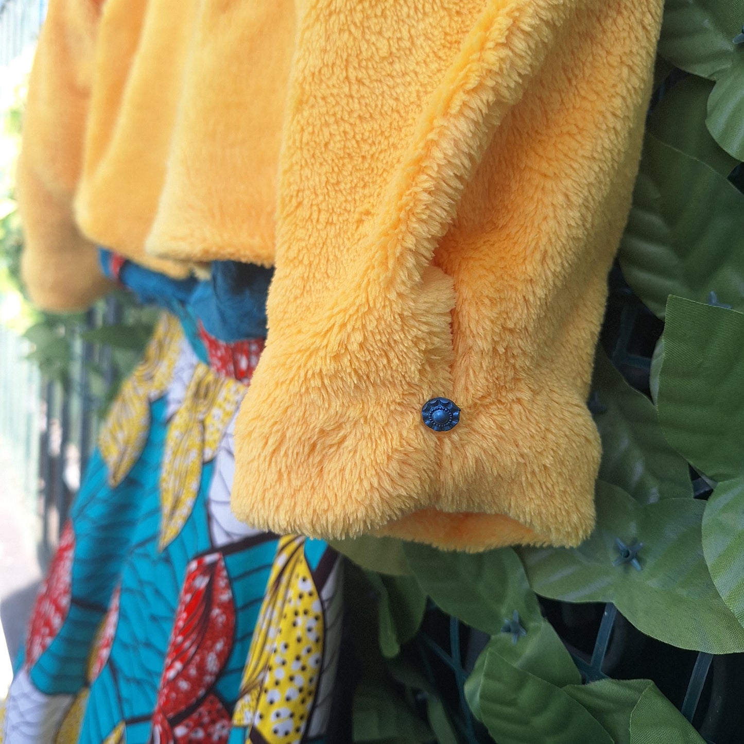 Conjunto Amara composto por Saia em Capulana, Blusa de renda, Casaco amarelo de felpa | Made4you® | Peças vendidas em separado ou conjunto