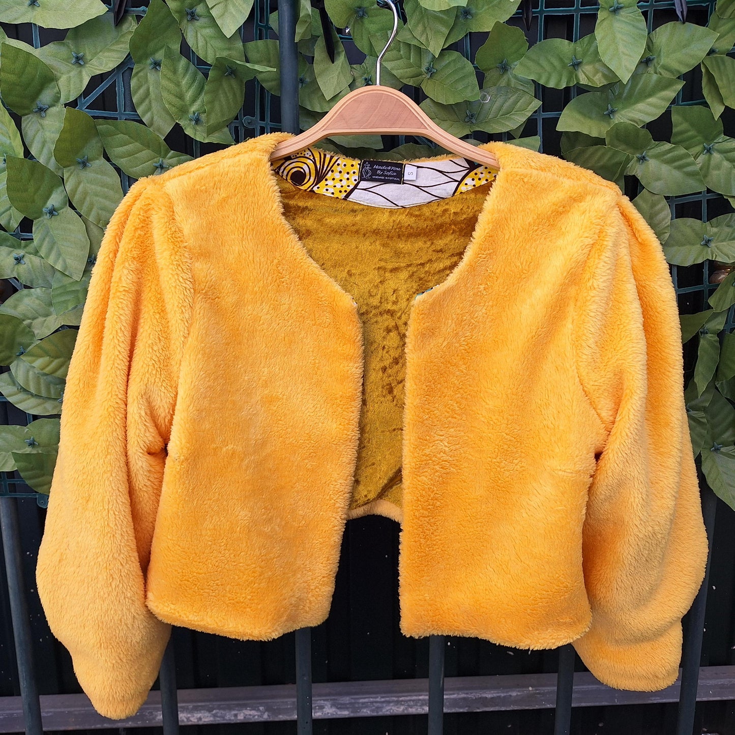 Conjunto Amara composto por Saia em Capulana, Blusa de renda, Casaco amarelo de felpa | Made4you® | Peças vendidas em separado ou conjunto