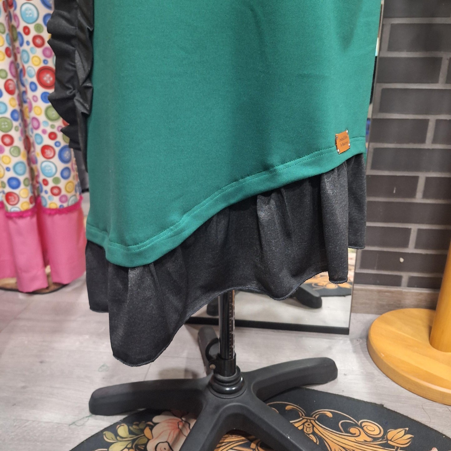 Vestido Oliva – Verde em Malha Punto Roma com Folho Assimétrico | Made4you®